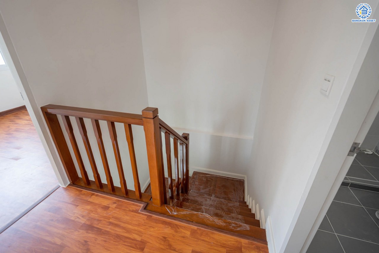 บ้านมือสองนนทบุรี ม.เอดรีม ราชพฤกษ์-ตลิ่งชัน หลังมุม เนื้อที่ 25.9 ตร.ว. ฟังก์ชันจัดเต็ม 3 ห้องนอน 2 ห้องน้ำ จอดรถได้ 1 คัน ตอบโจทย์ทุกการเข้าอยู่ รายล้อมด้วยสิ่งอำนวยความสะดวกมากมาย บนทำเลเดินทางสะดวก ใกล้ทางด่วน "ศรีรัช" และรถไฟฟ้าสายสีแดง "สถานีตลิ่งชัน"